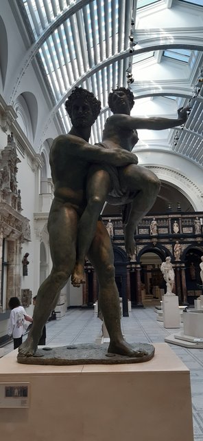 Escapada a Londres por la Exposición de Rafael (2022) - Blogs de Reino Unido - Llego a Londres y Victoria&Albert museum (14)