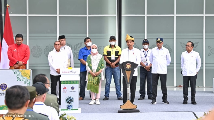Jokowi ditemani Menhub Budi Karya meresmikan dua terminal tipe A di Sumatera Utara pada Kamis (9/2/2023).