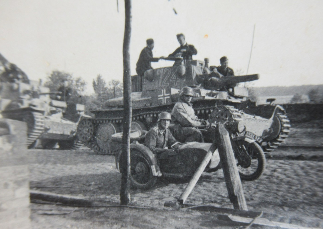 Foto deutscher Panzer mit Turmnummer 1124 (1)