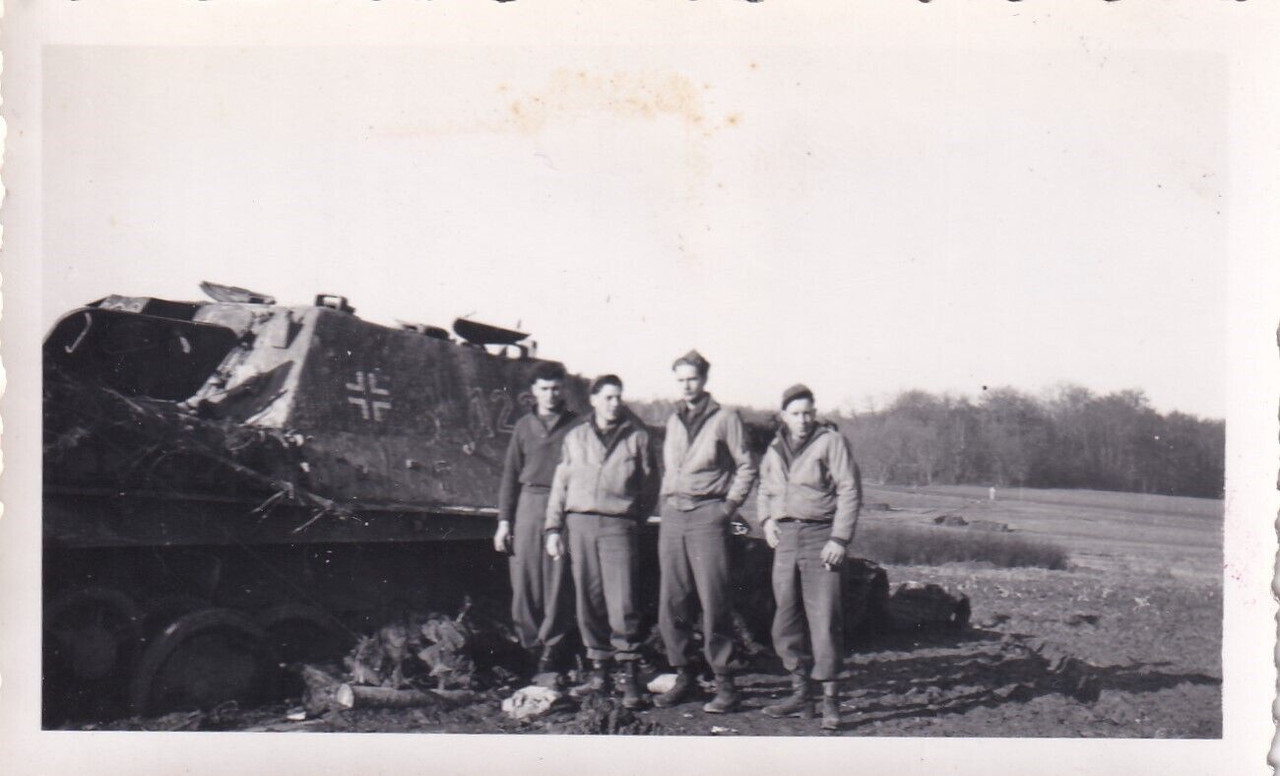 Photo GI's & CAPTURED GERMAN JAGDPANTHER PANTHER TANK (3)