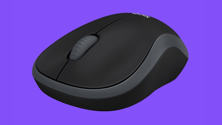 Detalle del diseño ergonómico y el receptor USB del Mouse Logitech M185.