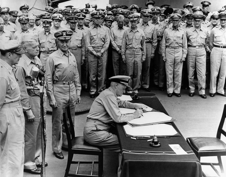 El Almirante Chester W. Nimitz firma el tratado de rendición de Japón a bordo del USS Missouri