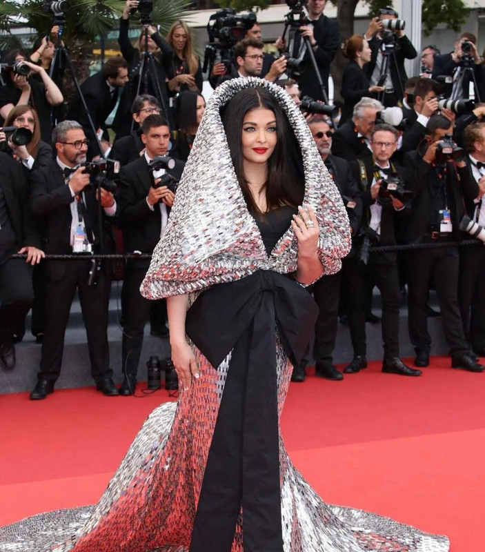 Cannes 2023, i look più appariscenti sul red carpet della terza serata