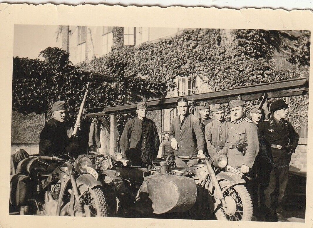Foto 2.WK Tk. Panzersoldat Kradschützen BMW Motorrad Gespanne Gewehre