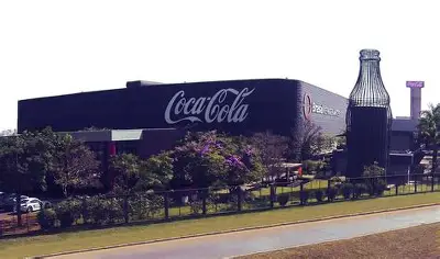 Coca‑Cola se reinventa: nuevos sabores, azúcar de caña.