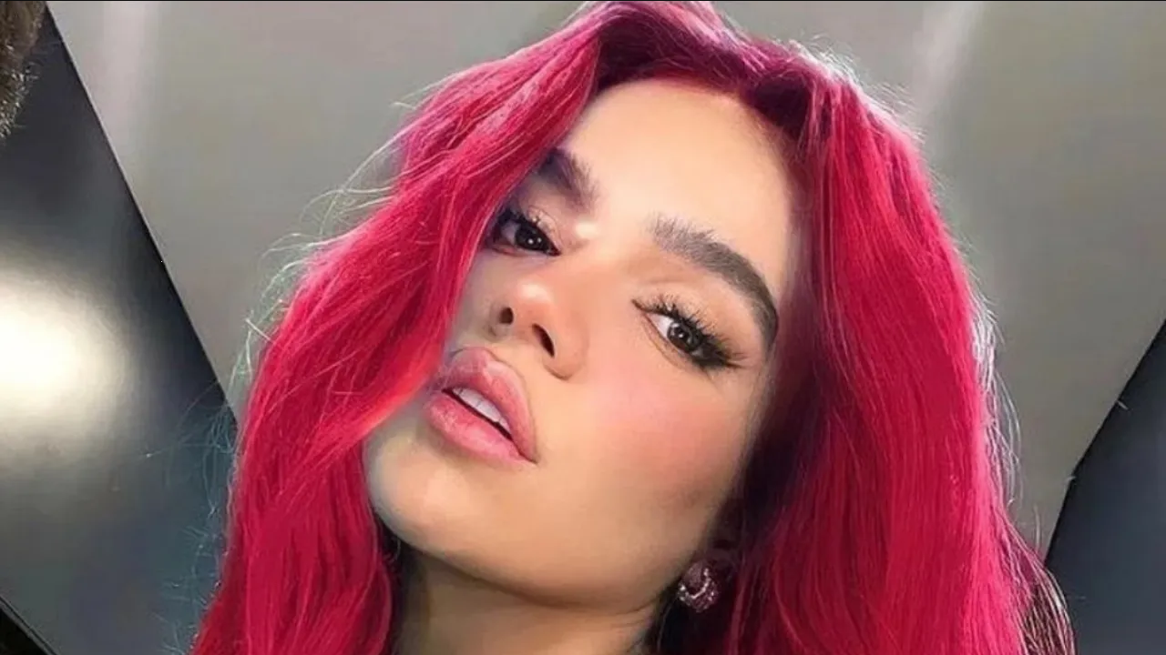 Con candentes fotografías, Karol G se despide del 2022