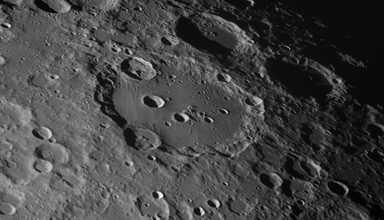 Moon session with red filter 23A and Dobson 406mm - Lunar