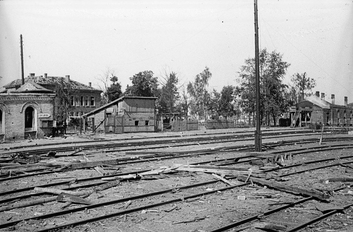 Zerstörtes Bahnhofsgebäude, Polozk, Juli 1944,