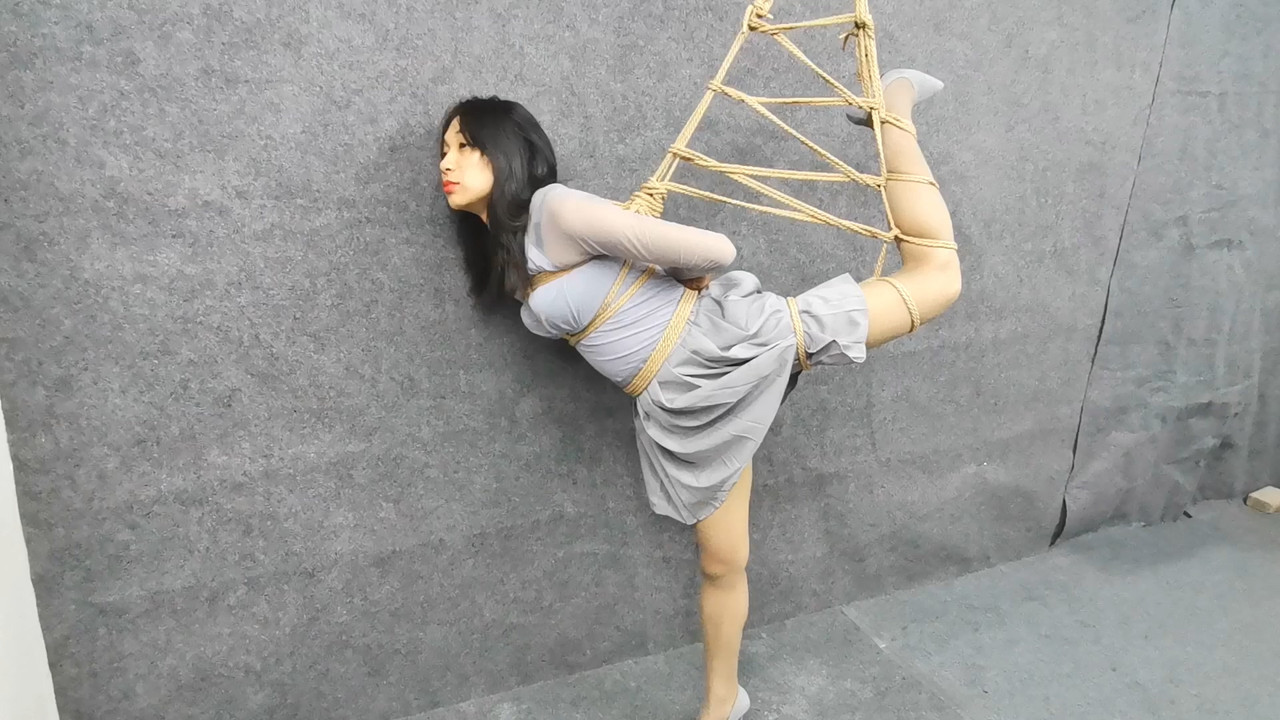 飞天原创 云儿舌头被系户外就餐，室内轻重脚镣吊缚惩罚.mp4_20191022_135142.038