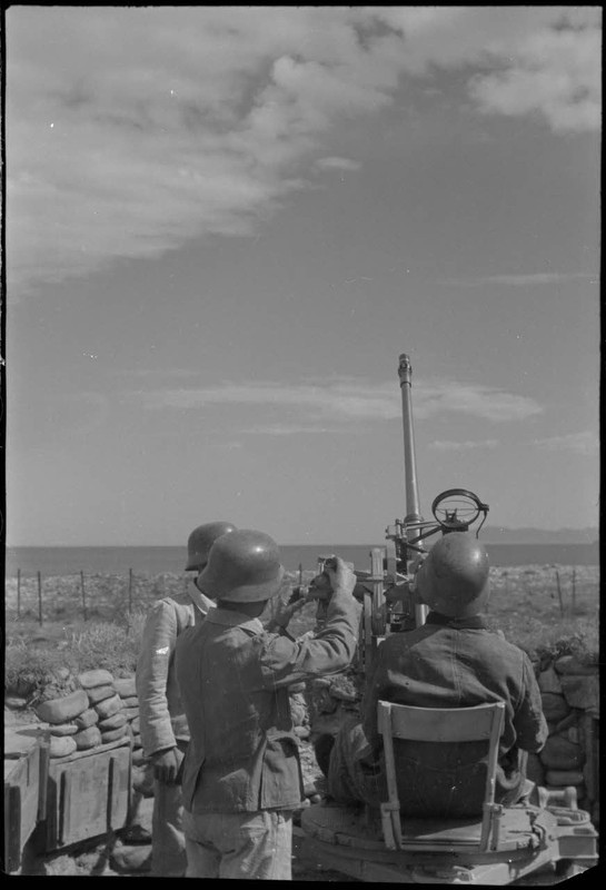 En Crète, des servants allemands d'une pièce de DCA légère de 2 cm FlaK.