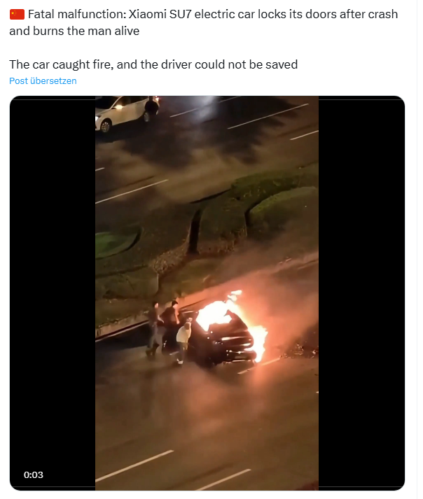 Brennendes Elektroauto mit verschlossenen Türen