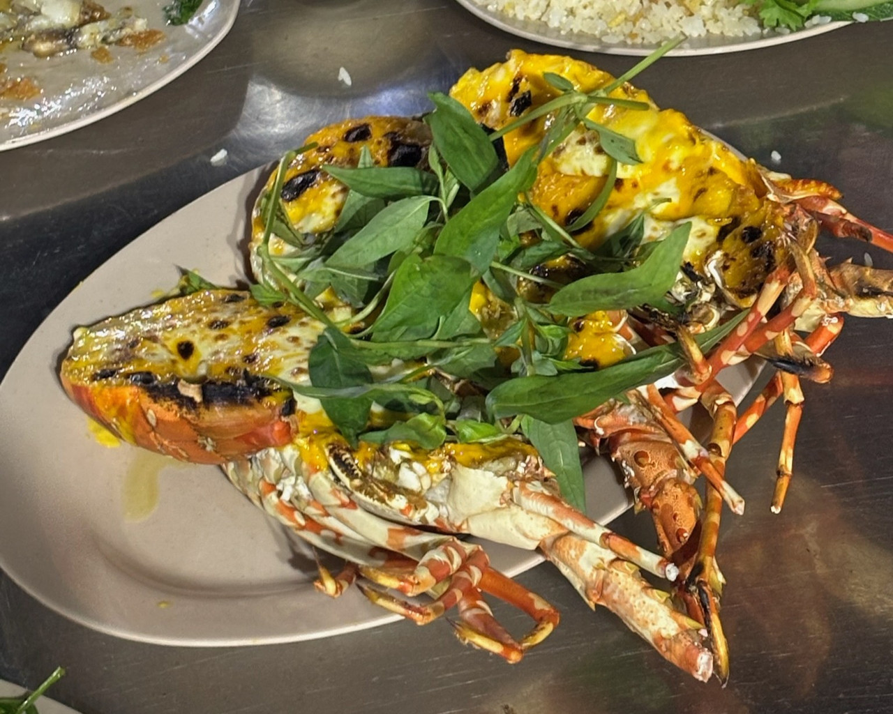 바닷가 식당에서 크레이피쉬 구이를 즐기는 직원들