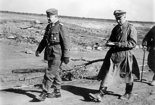 Theodor Eicke, jefe de la División SS Totenkopf en el frente oriental de 1942 Theodor Eicke, jefe de la División SS Totenkopf en el frente oriental de 1942