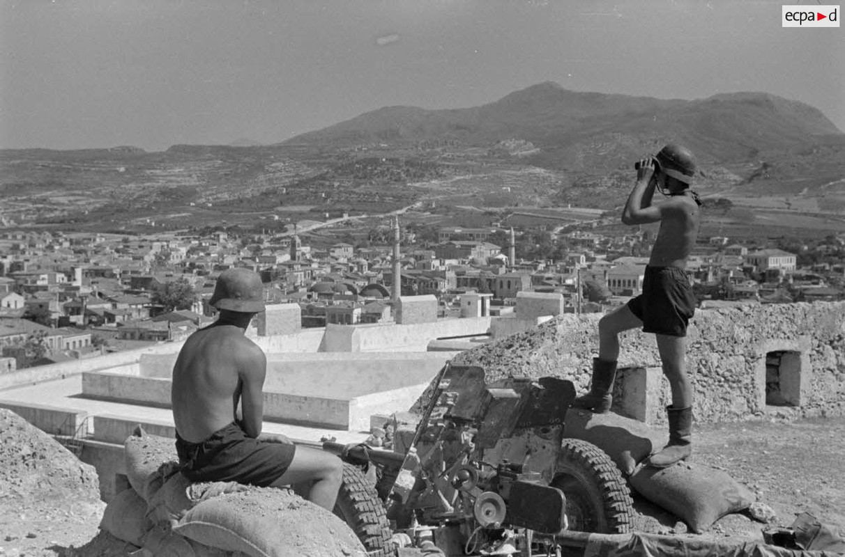 Les servants d'une pièce de 3,7 cm PaK 36-37 postés sur les hauteurs de Rethymnon.2