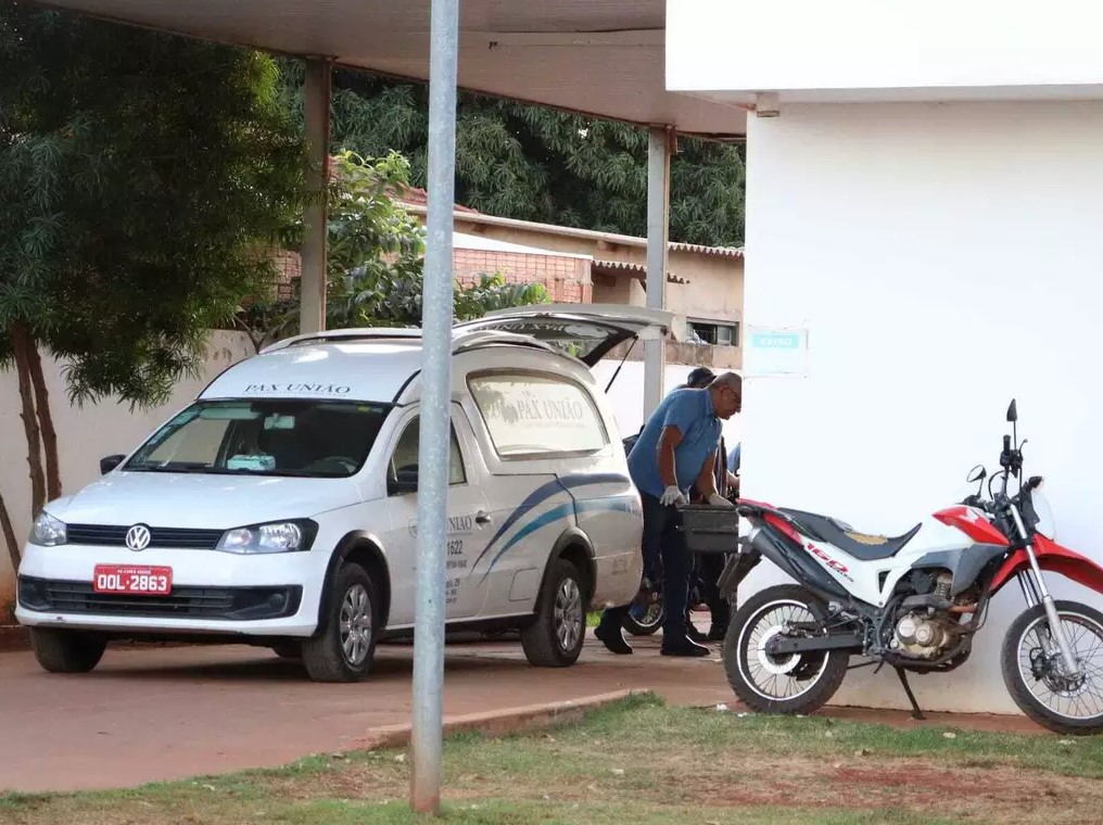 Equipe de funerária retirando corpos na UPA. (Foto: Osmar Daniel)