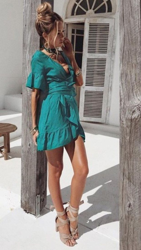 Devojka u zelenoj haljini na preklop