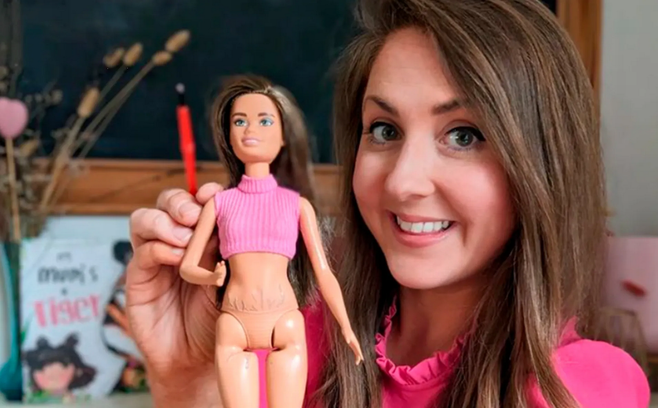 Madre diseñó una Barbie con estrías para promover la aceptación corporal