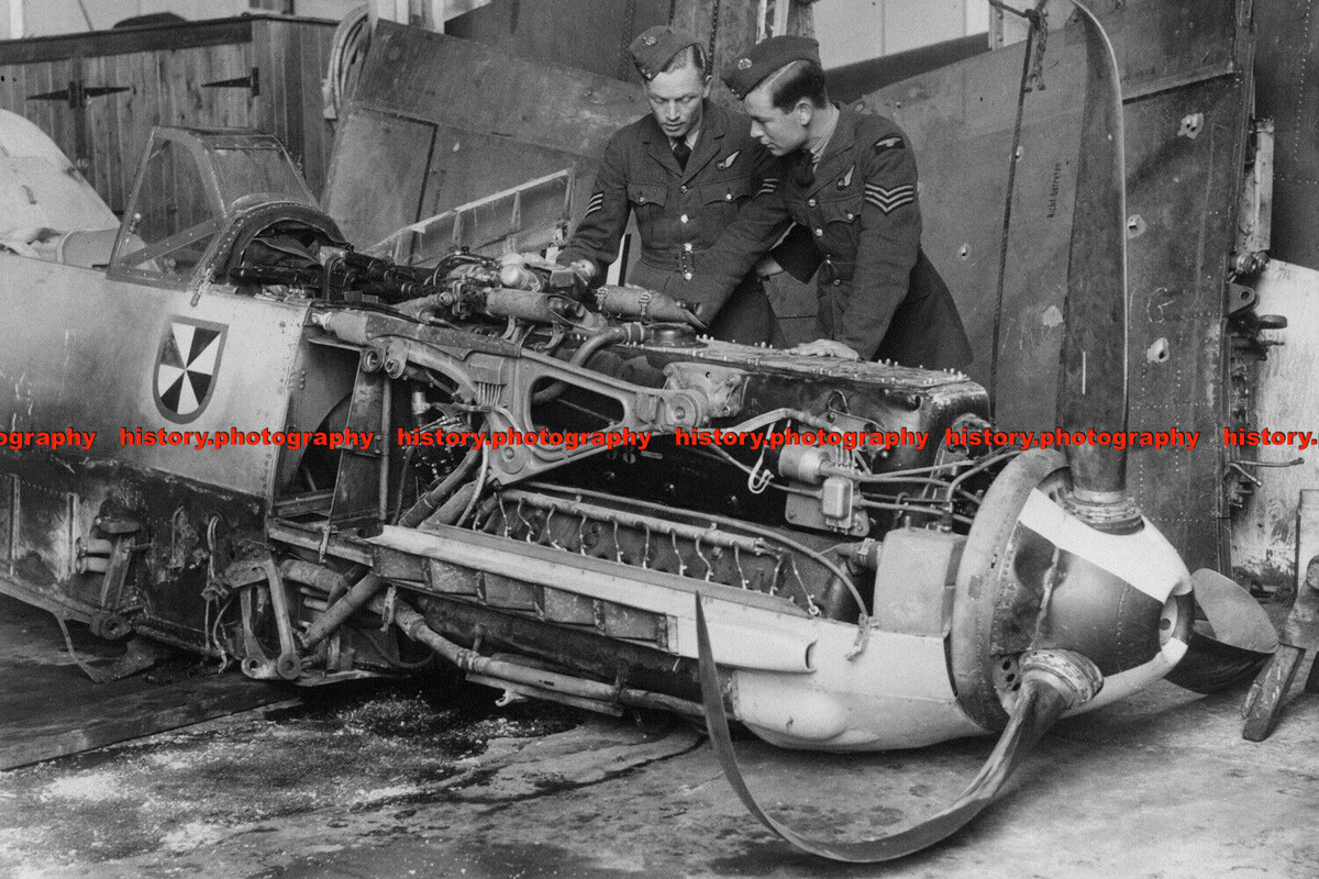 F010087 Inspektion von Messerschmitt Bf 109E. Deutsche Flugzeuge. Zweiter Weltkrieg