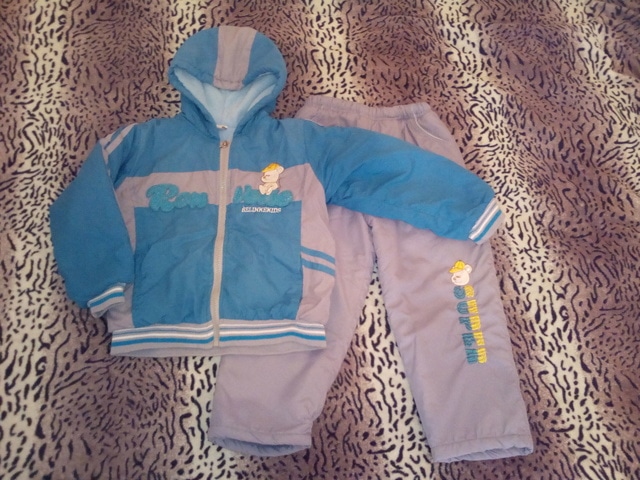 костюм бирюза с серыми штанами