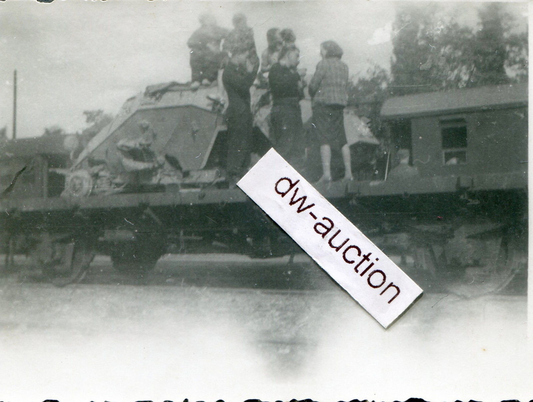 , zerstörter Panzerspähwagen auf Bahntransport (