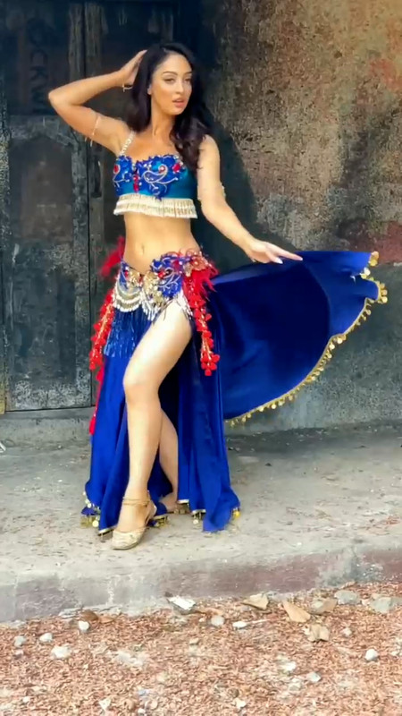 Sandeepa Dhar hot reels 1.00_09_28_22.Still048