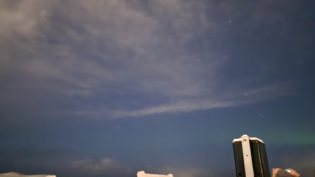 肉眼看不到，當下拍了甚至也沒發現其實有的極光