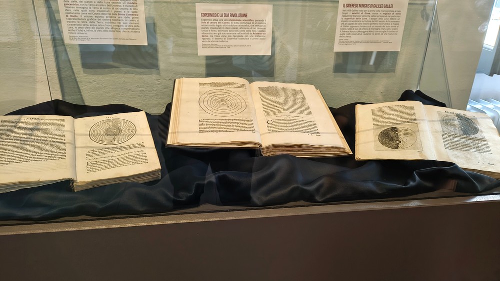 20261016-bacheca-libri-astronomici-brera