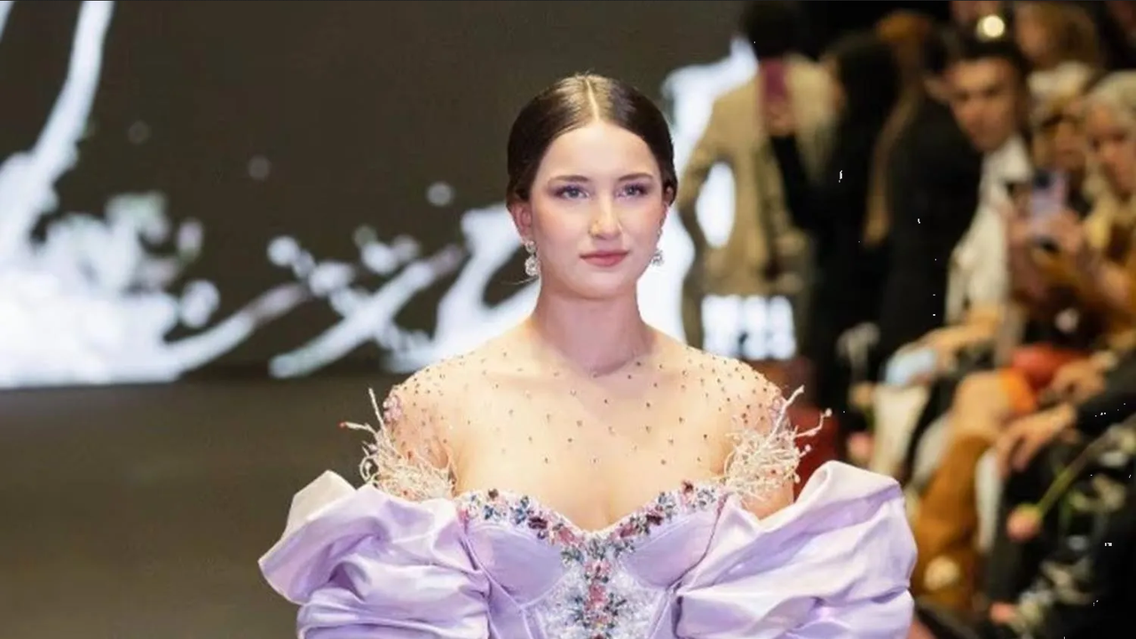 Bella hija de Geraldine Bazán modeló un vestido con 3 mil cristales finos