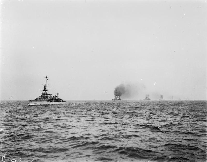 HMS-Cardiff-leading-the-German-high-seas