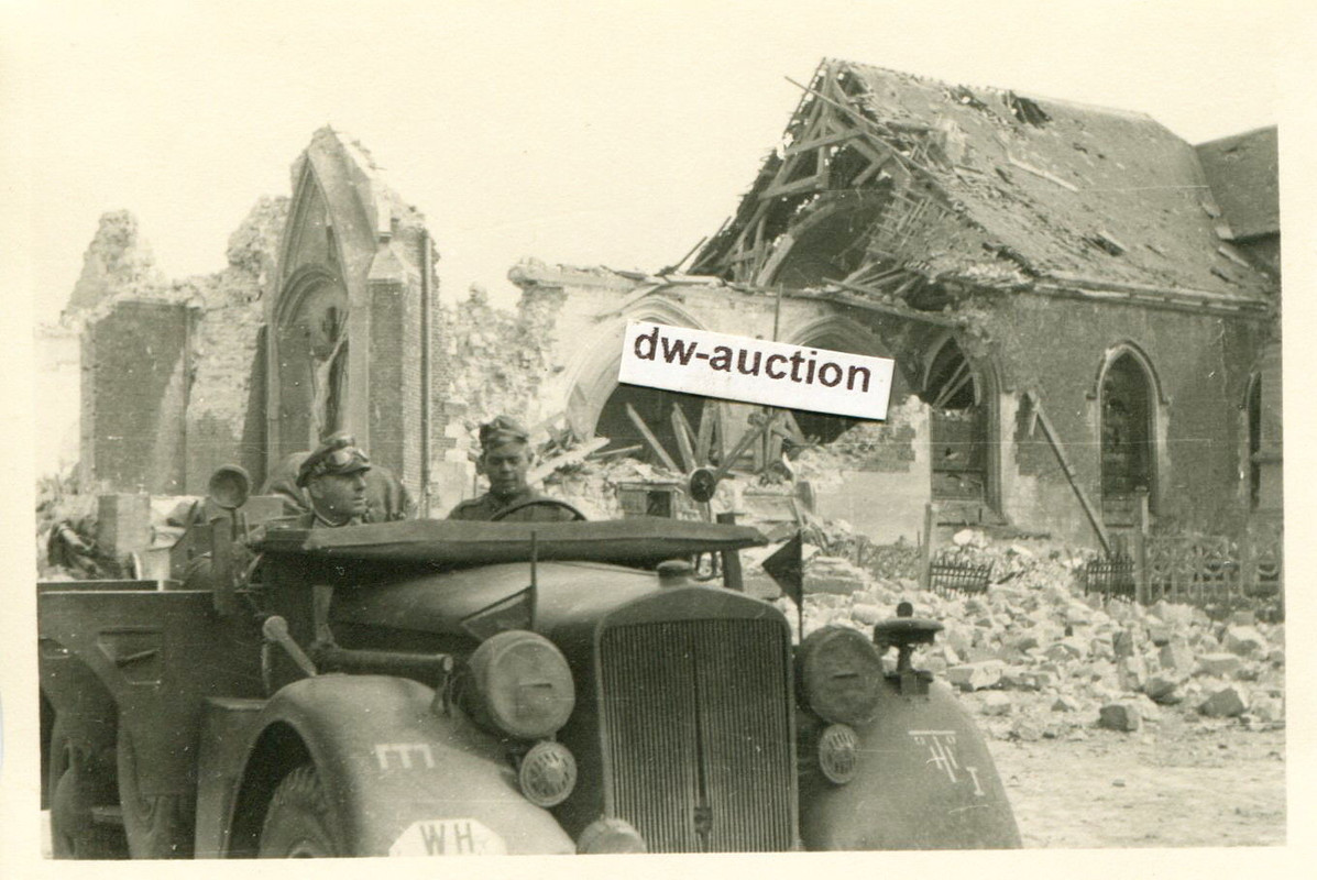 , zerstörte Kirche , Fahrzeug mit Div. Abzeichen