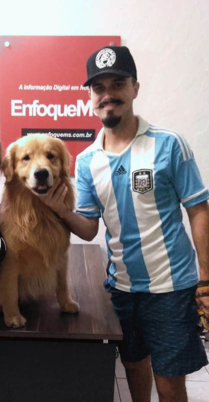 Influencer recorría el mundo con su perro; ambos mueren en un accidente