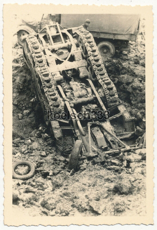 Foto Panzer Halbketten Wrack nach russischem Fliegerangriff auf Quartier ...! (1)