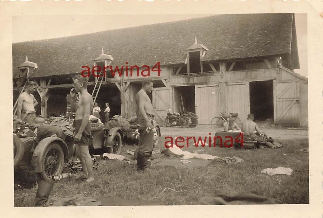 Nackte Kradschützen am Motorrad Quartier bei Hirson Frankreich 1940