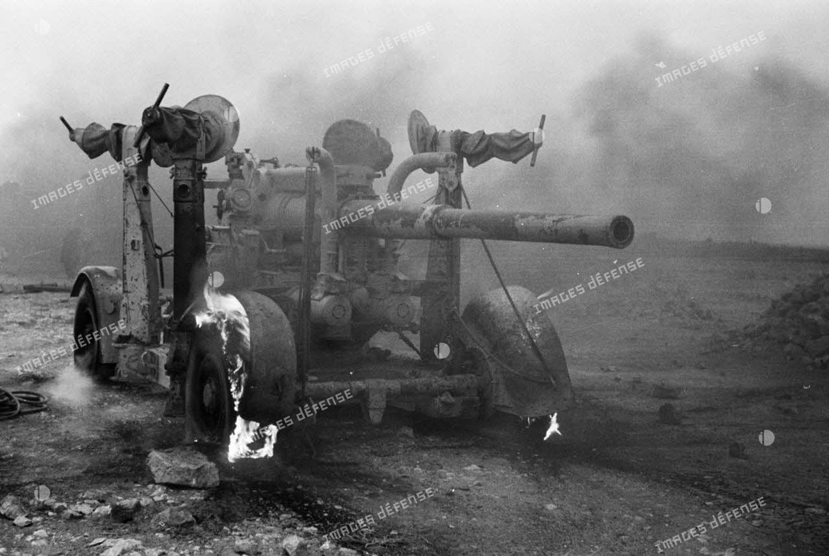 ce canon Ordnance QF 3,7 du Number 1 Armoured Car Company est détruit à Antelat en Lybie en janvier 