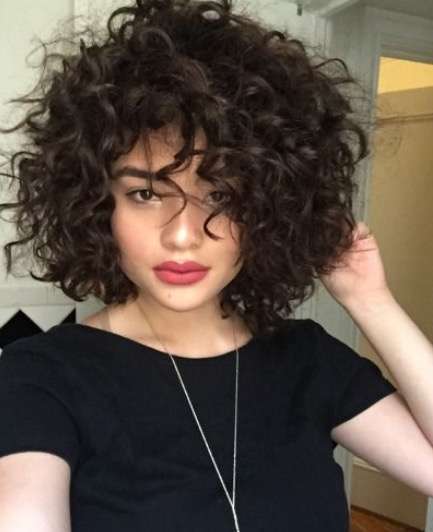 corte-bob-con-flequillo-y-volumen-para-cabello-rizado