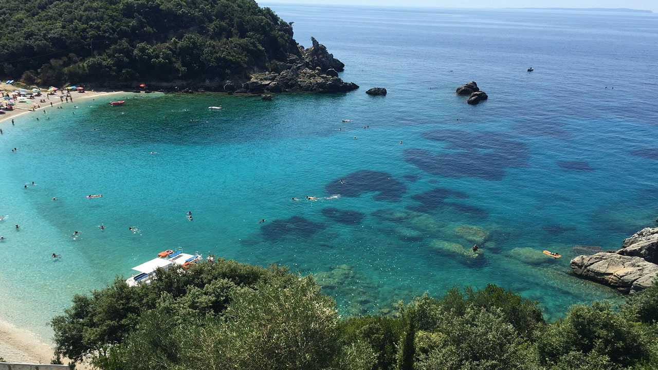 Menikmati Keindahan Pantai Sarakiniko Beach yang Sangat Terkenal