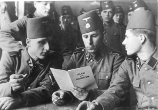 Bundesarchiv-Bild-101-III-Mielke-036-23-Waffen-SS.jpg