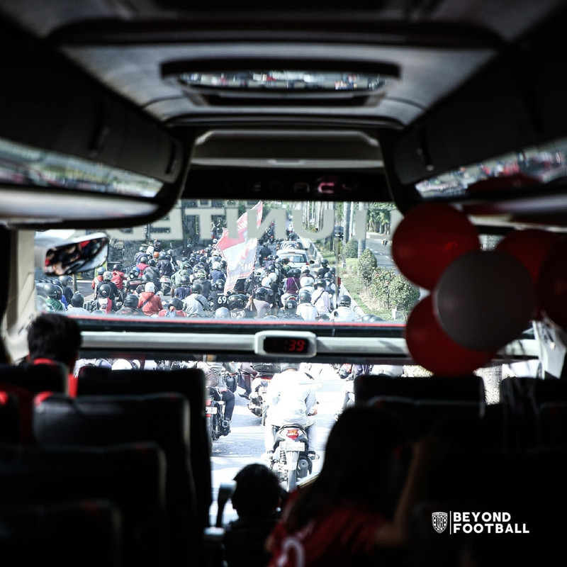 Suporter konvoi di jalanan di Bali untuk menyambut Bali United (Serdadu Tridatu) yang berhasil jadi jawara Liga 1.