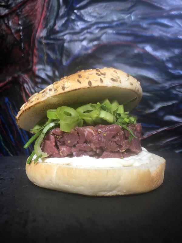Panino con tartarre di carne salada