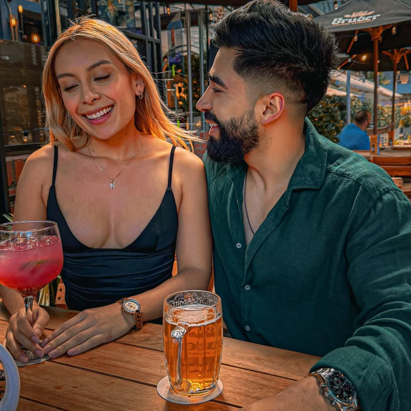 Pareja compartiendo una noche en una terraza