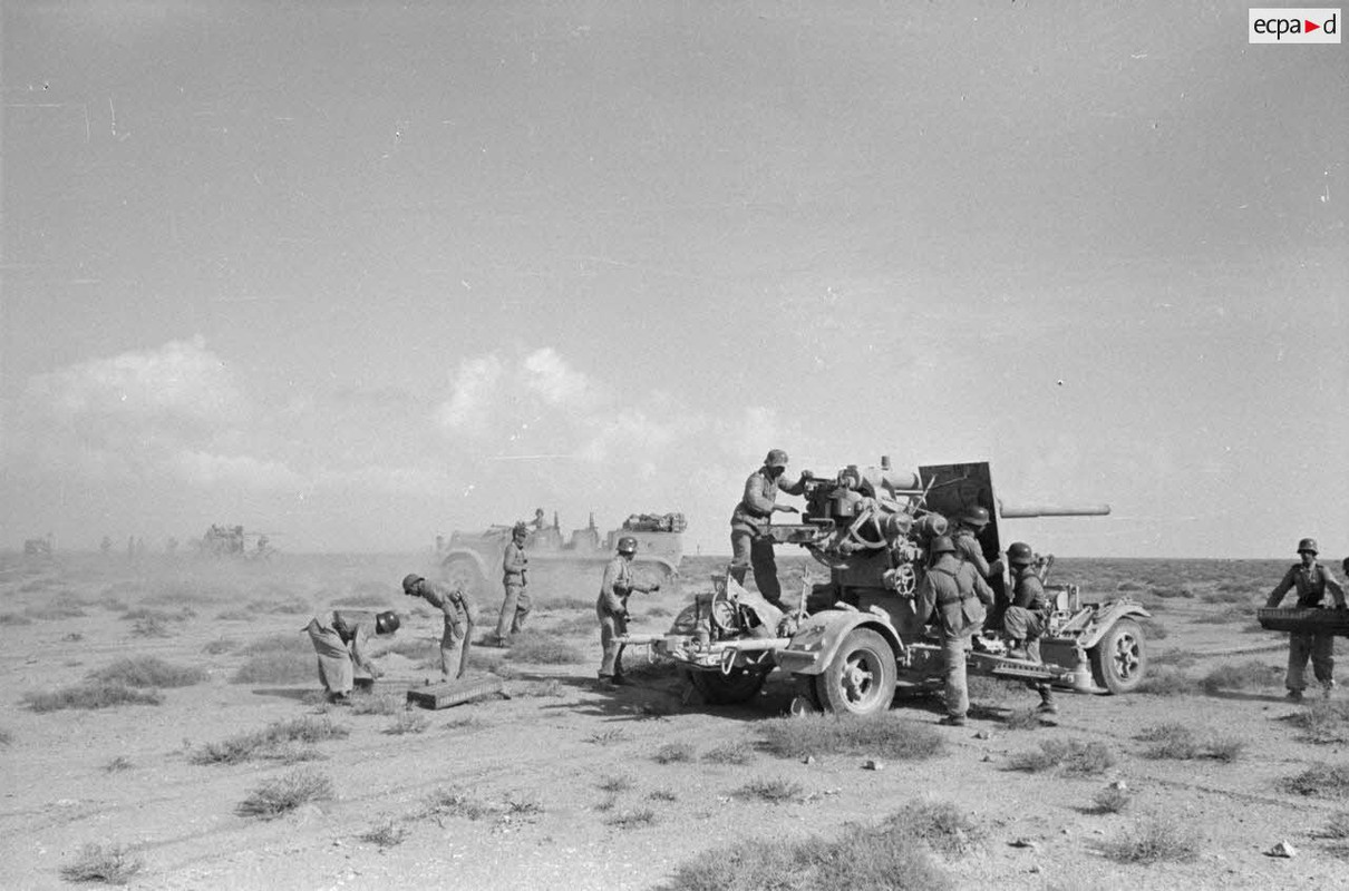 Une batterie de FlaK équipée de canons de 8,8 cm FlaK-18 effectue un tir, s'agit-il d'un exercice ou