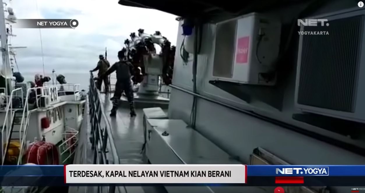 Kapal Pengawas Perikanan Vietnam vs KRI Tjiptadi-381