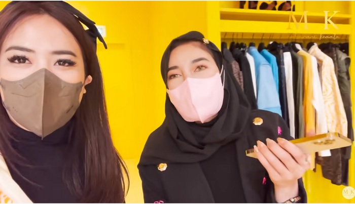 Maharani Kemala berjumpa dengan Shandy Purnamasari saat berbelanja di Paris.