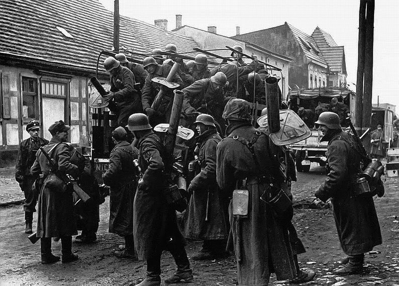 Un grupo de soldados alemanes pertenecientes a la 4ª. SS-Polizei-Panzergrenadier-Division bajan de un camión con la misión de defender la ciudad de Pyritz, Pomerania, Alemania, el 11 de febrero de 1945 Un grupo de soldados alemanes pertenecientes a la 4ª. SS-Polizei-Panzergrenadier-Division bajan de un camión con la misión de defender la ciudad de Pyritz, Pomerania, Alemania, el 11 de febrero de 1945