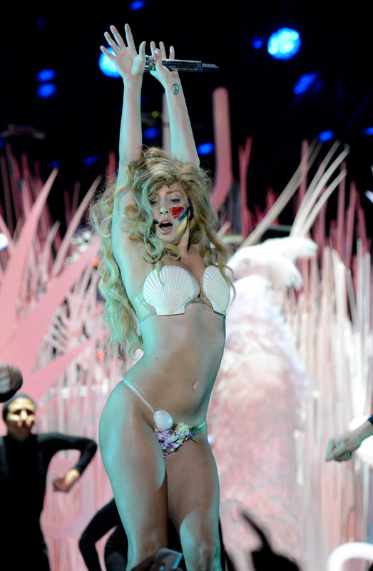lady-gaga-mtv-video-music-awards-8252013-9
