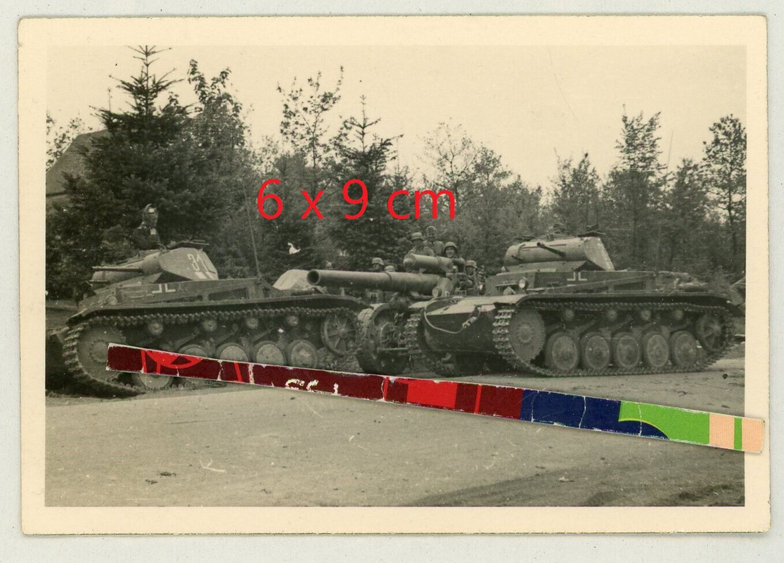 Foto 2 deut. Panzer II 5 Pz. Div Wappen & Geschütz AR 116 gegen Lille Frankreich