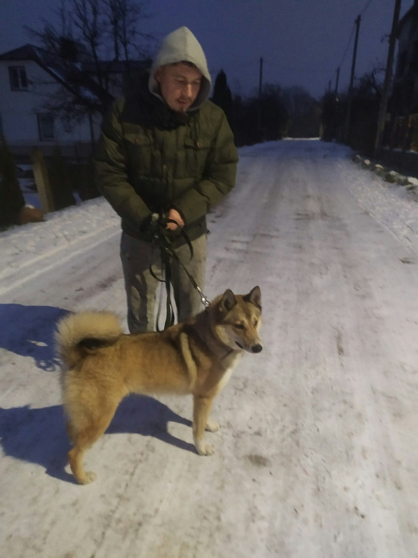 Lara with a man in the eve on the street