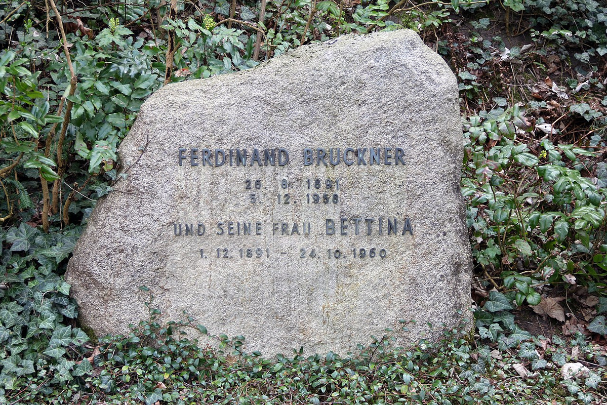 Ehrengrab-Trakehner-Allee-1-Westend-Ferdinand-Bruckner