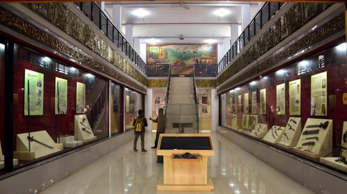 Museum Perjuangan terletak Jalan Slamet Riyadi, persis di samping lampu merah Benteng, Kota Jambi.