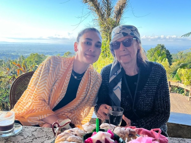 Luna Maya bertolak ke Bali untuk merayakan hari ulang tahun sang ibu.